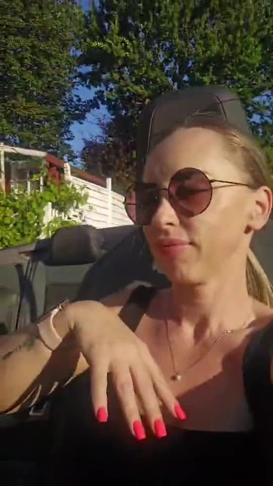 Nataliia mit Sonnenbrille im Cabrio