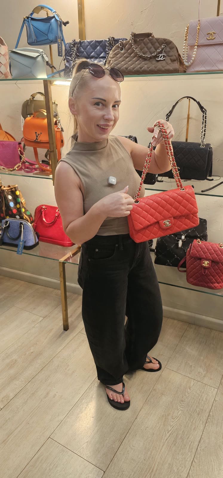 Nataliia mit roter Handtasche in einer Boutique
